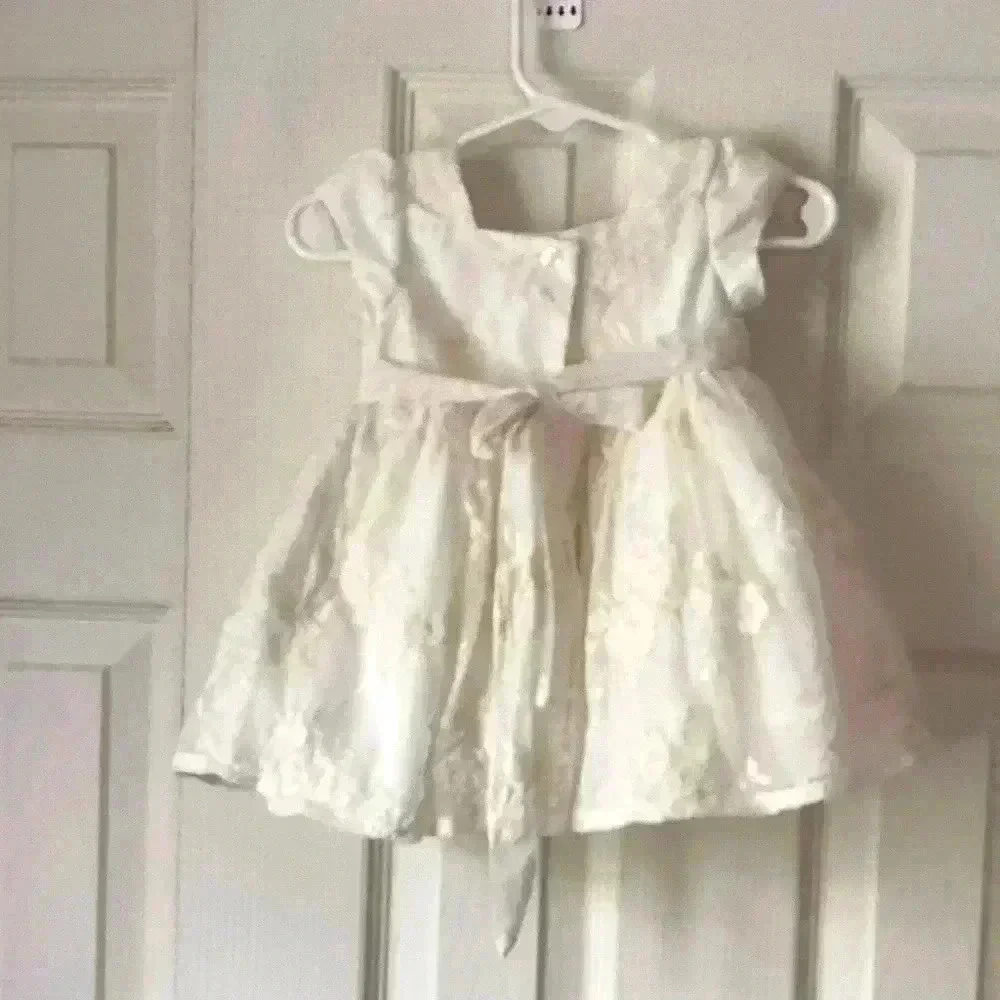 Laura Ashley London Ivory/white tulle dress w/embroidered flowers. Size 3/6M